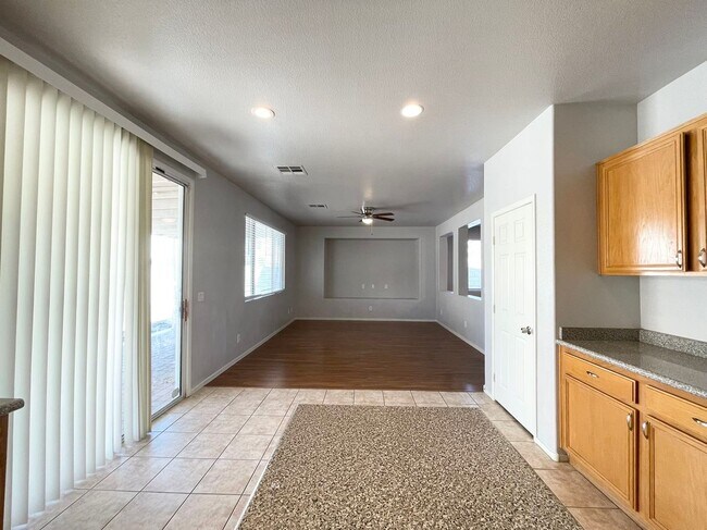 Building Photo - Beautiful 2 story 3 car garage single fami...