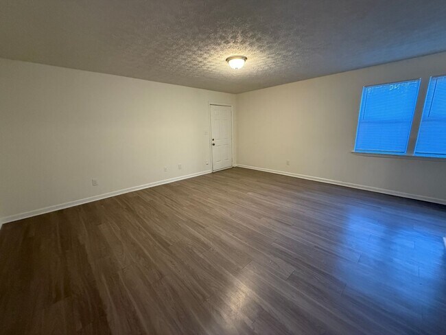 Building Photo - 1091/1093 Cantrell Ln