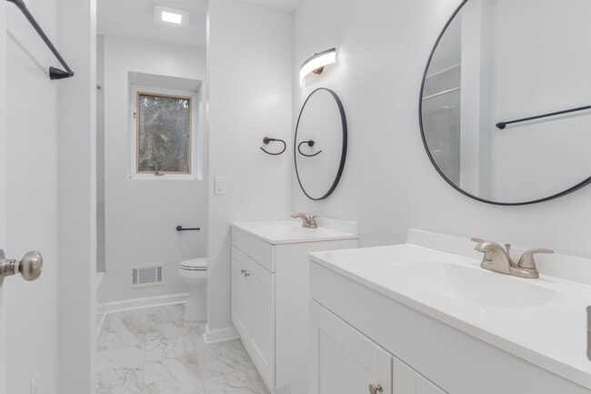 Building Photo - 400 Derby Ln