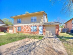 Building Photo - Spacious 2 Bed/2 Bath Townhome Duplex Available NOW in Moore, OK!