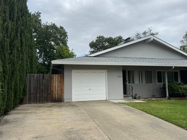 Building Photo - 2/2 Duplex in Fair Oaks