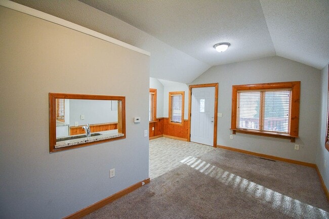Building Photo - Rent Special!  2 Bed, 1 Bath Home Near Mayo Clinic
