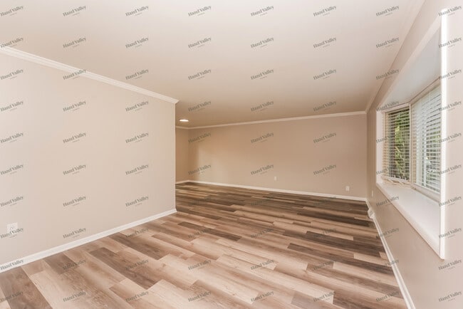 Building Photo - 6039 Sherwood Dr