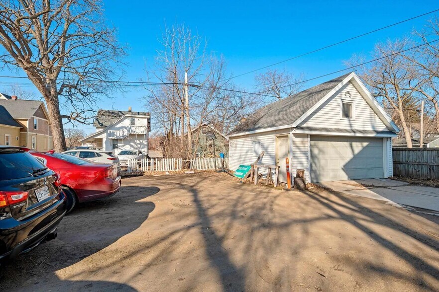 Building Photo - 841 Cherry St