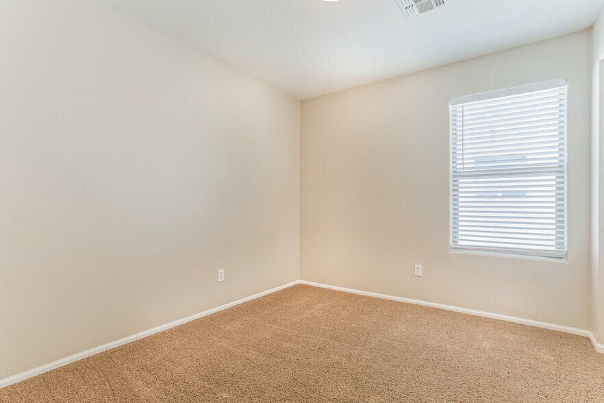 Building Photo - 418 E Penny Ln