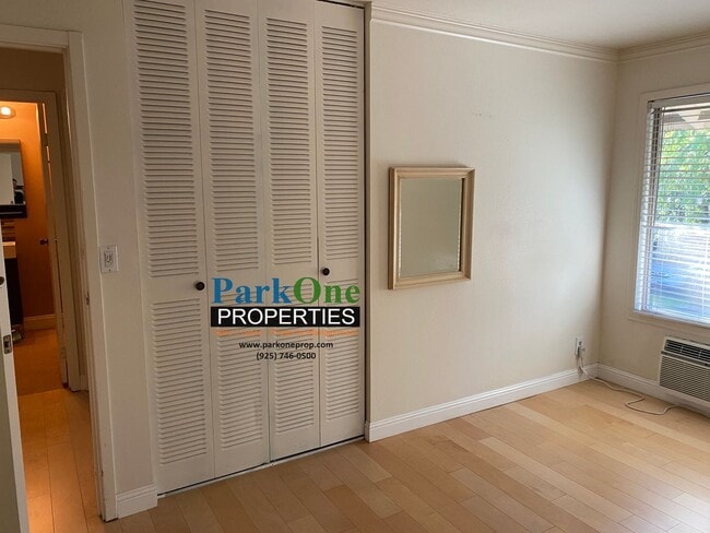 Building Photo - Spacious 2 bed / 2 bath condo in great location.