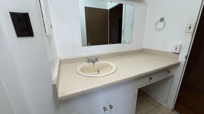 Building Photo - Beautiful 3 Bedroom House with Studio and Separate Garage on Property