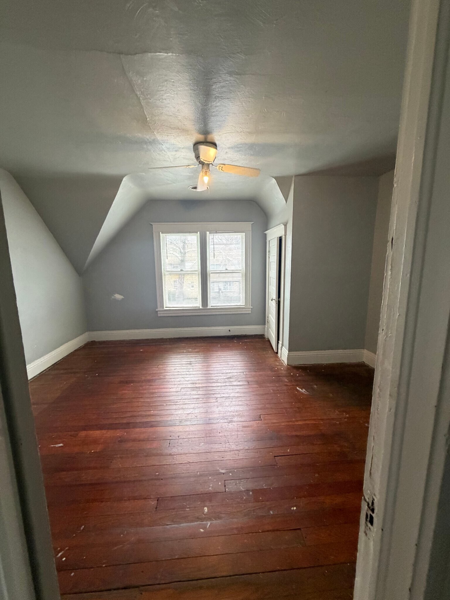 Building Photo - 616 W 6th St