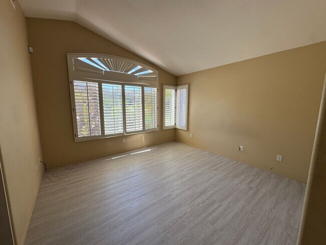 Building Photo - Rent a Beautiful Home Backing the Golf Cou...