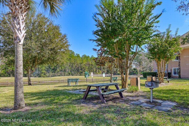 Building Photo - 605 Fairway Dr