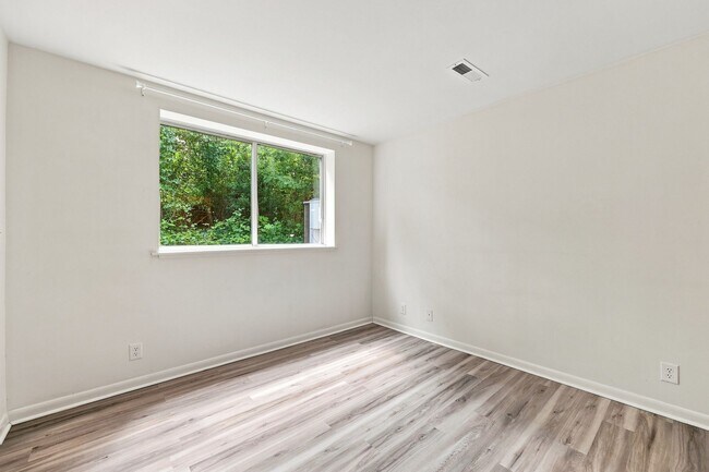 Building Photo - 1243 Cedars Ct