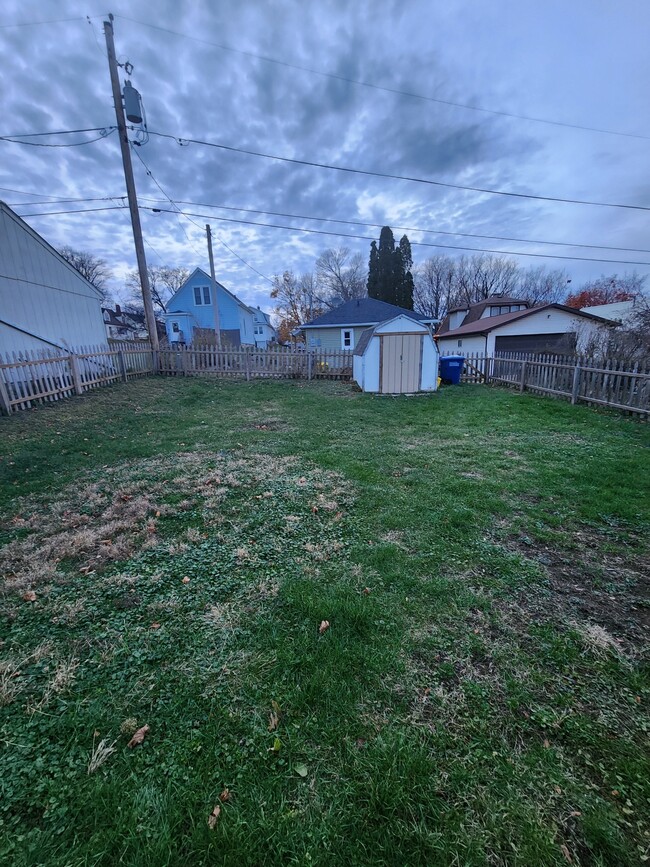 Building Photo - 1625 N Algona St