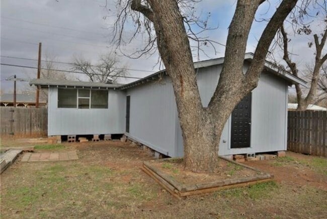 Building Photo - 3880 N 9th St