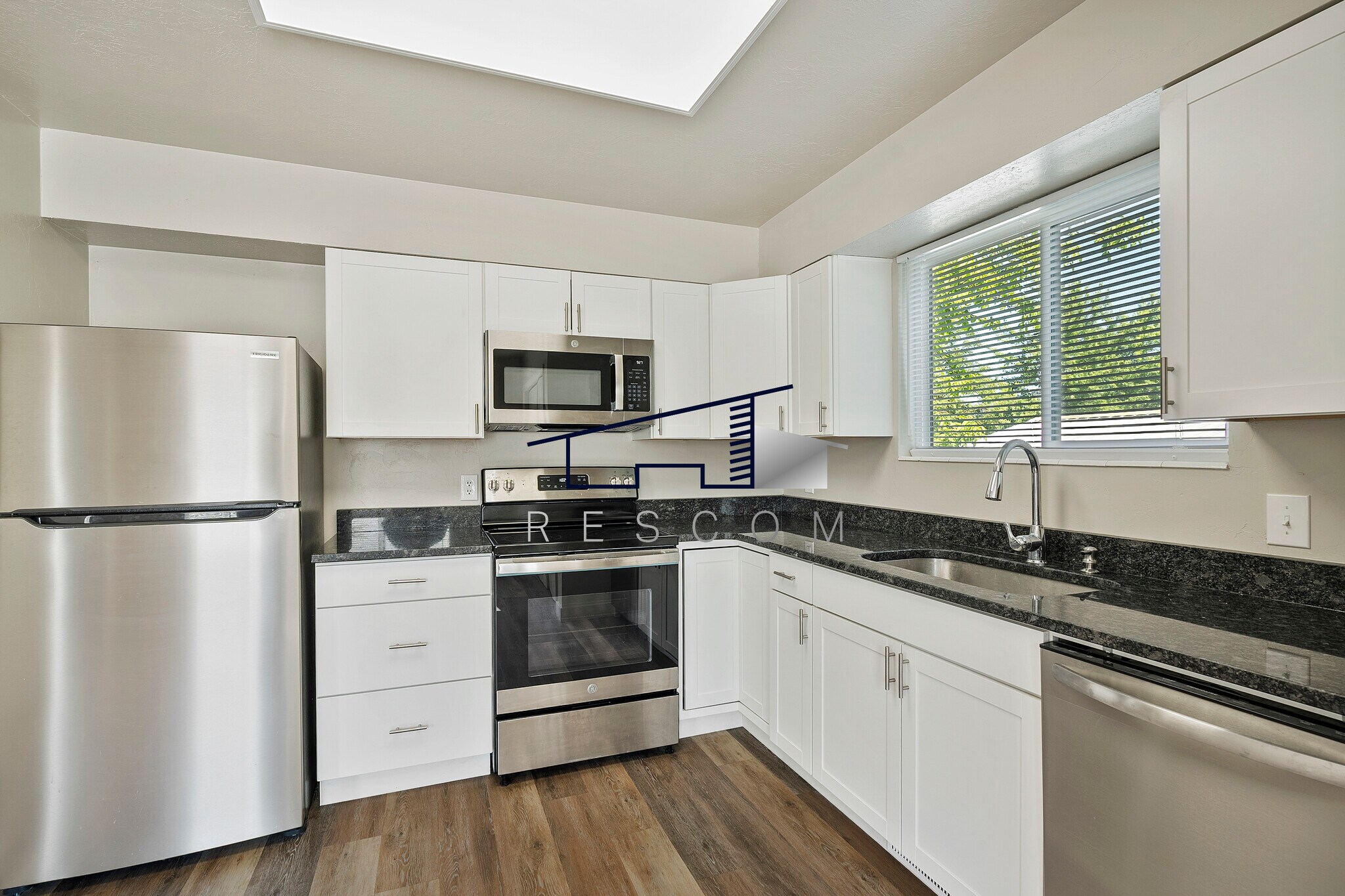 Building Photo - 221 N Pingree Ave