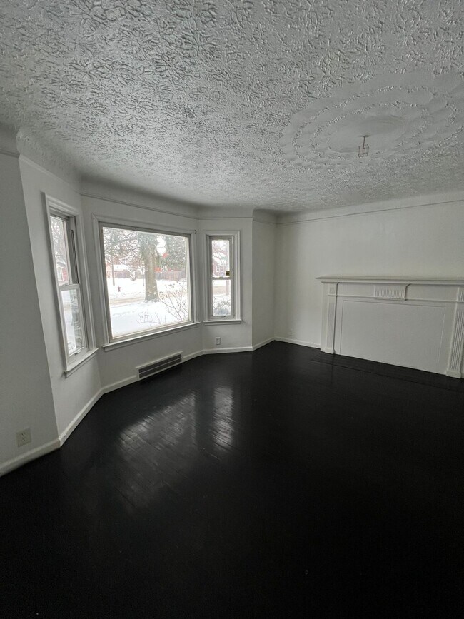 Building Photo - 17410 Mendota St