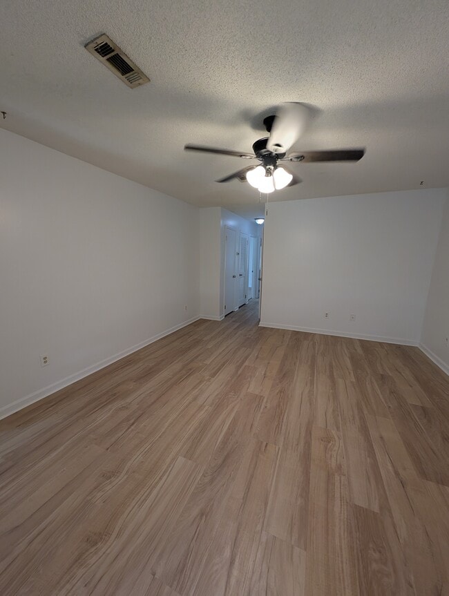 Building Photo - 542 S Woodburn Dr