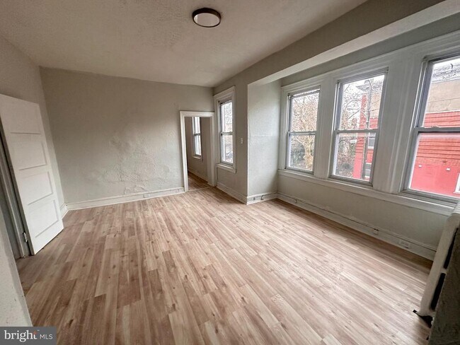 Building Photo - 4950 Walnut St