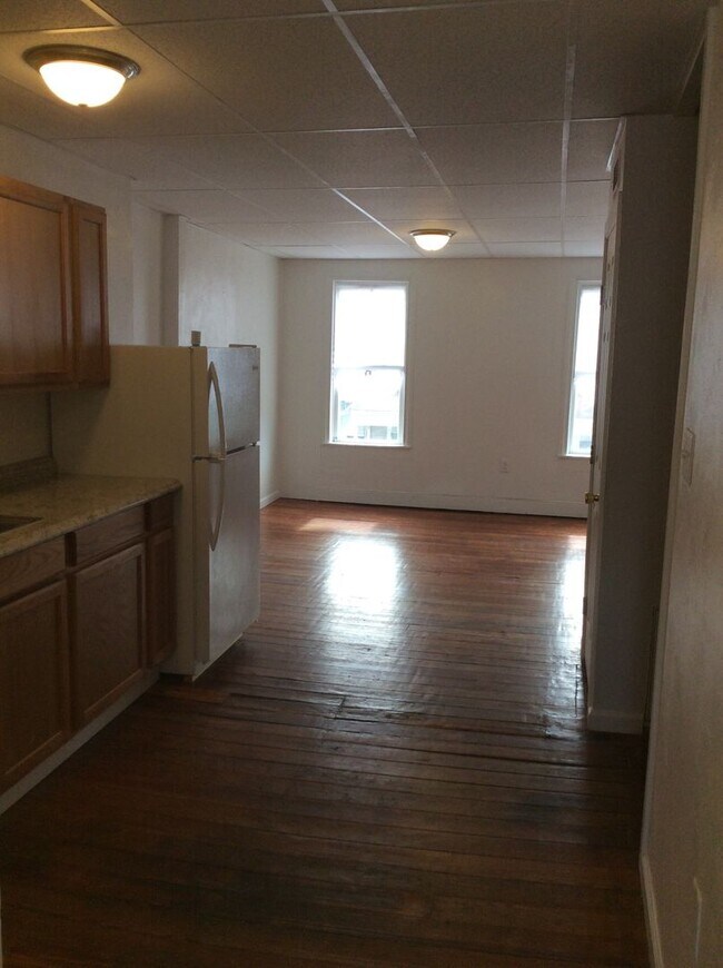 Building Photo - 2 Bedroom 1 Bath 2nd Floor Apartment in East End of York City