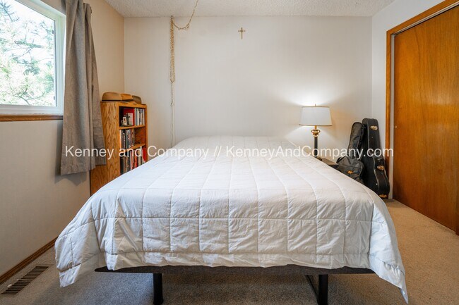 Building Photo - 5470 Sacramento Pl