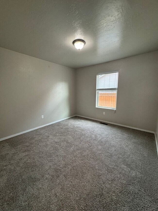 Building Photo - MOVE IN TODAY! Single level floorplan in d...