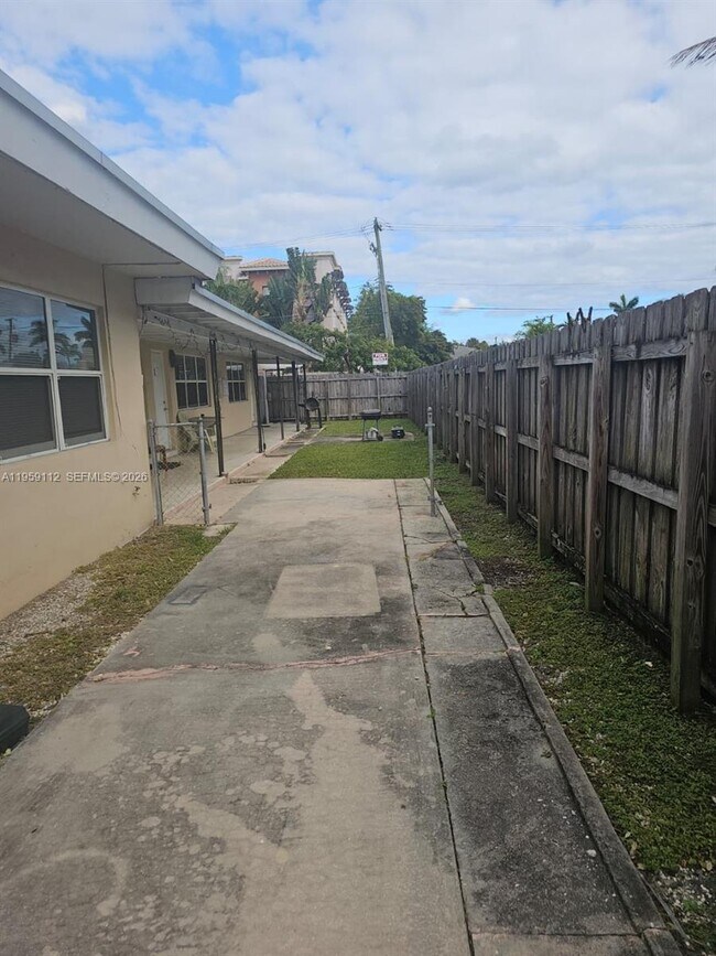 Building Photo - 1021 NE 17th Ave