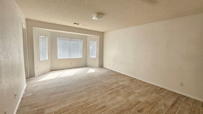 Building Photo - Spacious 3-Bed, 2-Bath Home with Natural Gas in California City – Convenient & Cozy!