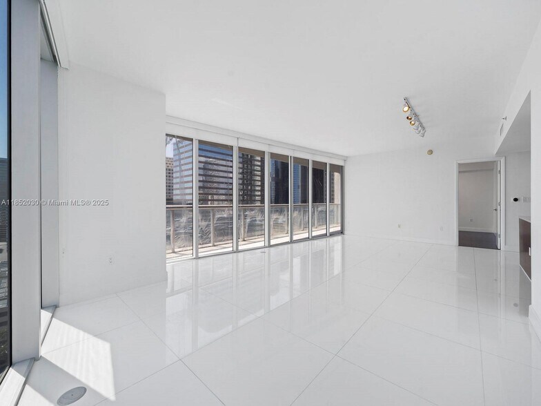 Building Photo - 495 Brickell Ave