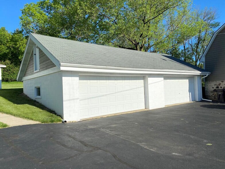 2 car garage with opener and plenty of parkin - N40W27368 Glacier Rd