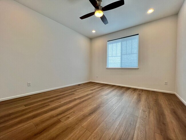 Building Photo - 5636 Bay Hl Dr