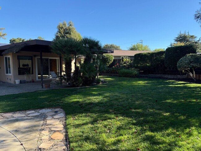 Building Photo - Desirable St Francis Neighborhood