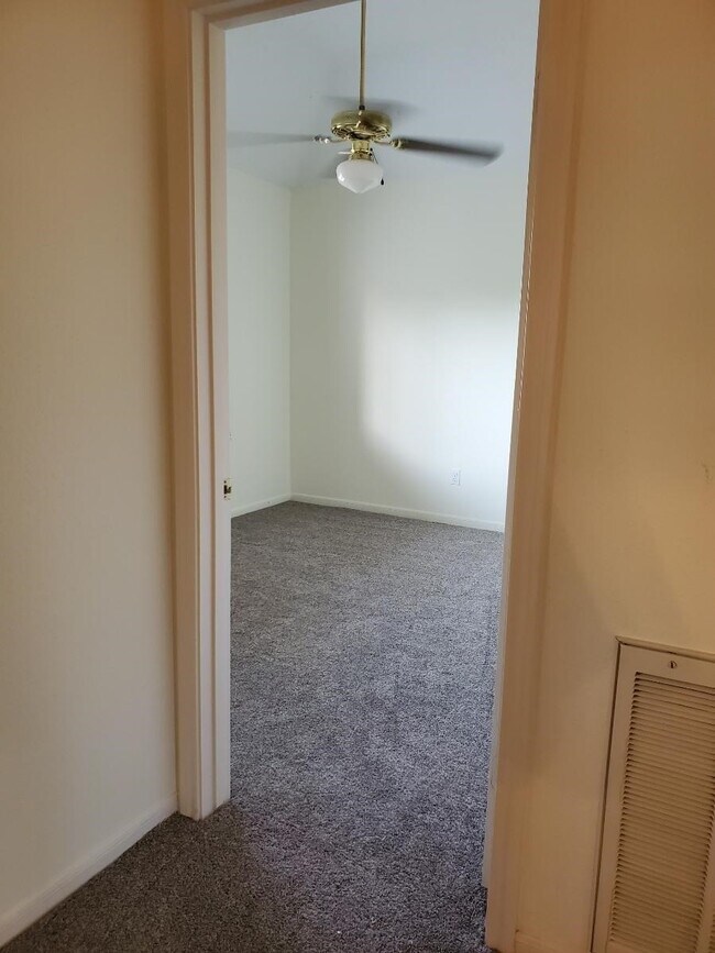 Building Photo - 7211 N Hearthstone Green Dr