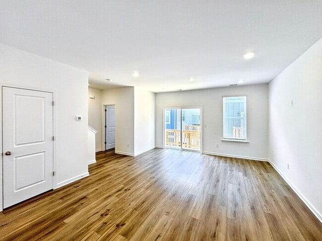 Building Photo - 4-Bedroom Home with Scenic Views and Conve...