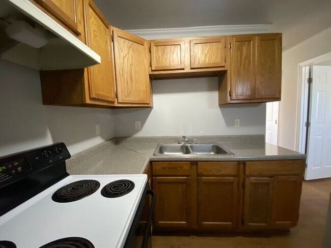 Building Photo - 1 Bedroom Renovated Duplex Unit - Great Lo...