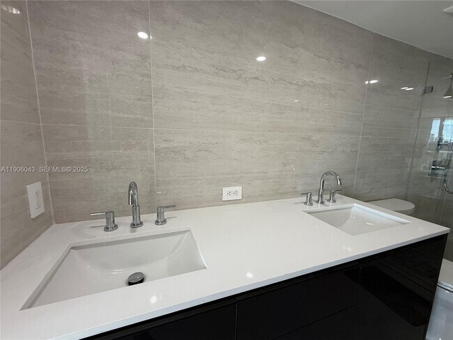 Building Photo - 3675 N Country Club Dr