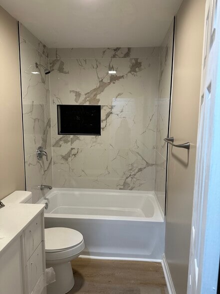 Main bathroom - 1415 Vancouver Dr