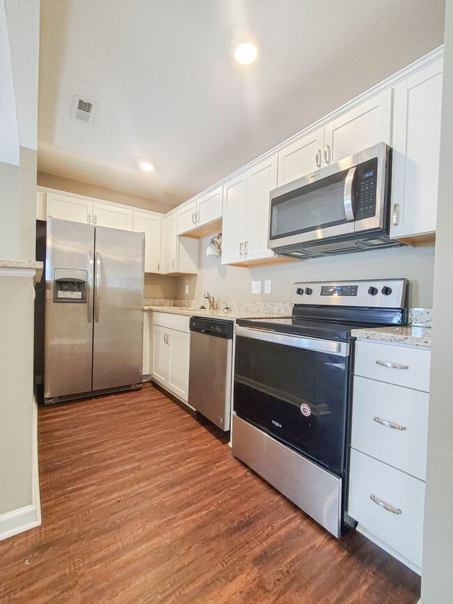 Building Photo - Two Bedroom with Garage on Exit 11!