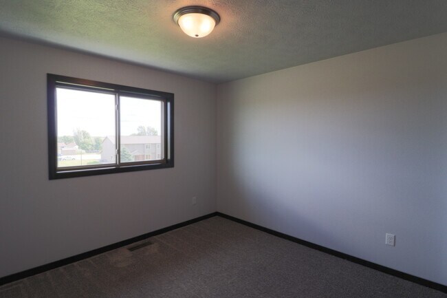 Building Photo - Amazing 4 Bedroom 3.5 Bathroom Townhome in Sioux Falls