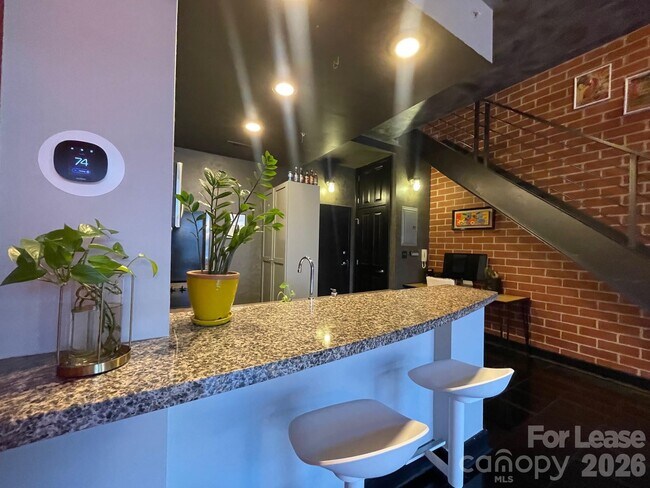 Building Photo - 710 W Trade St