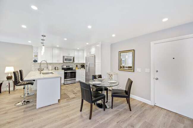 Building Photo - 11645 Montana Ave