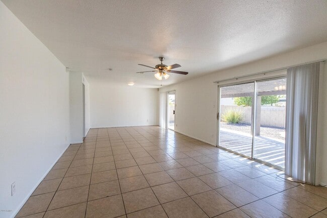 Building Photo - Great Tri-Level home close to ASU
