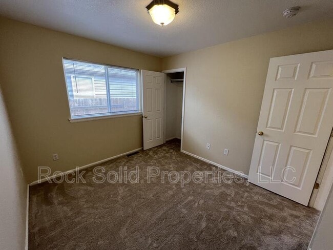 Building Photo - 405 E 5th St