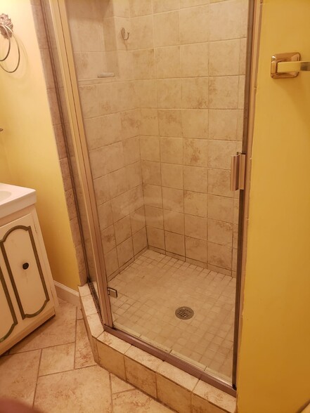 shower - 450 39th St