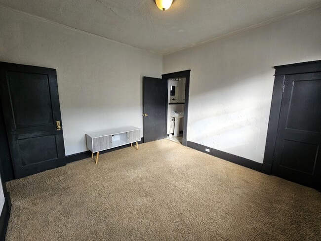 Building Photo - 1909 Bennett Ave