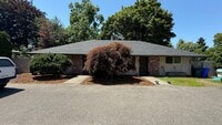 Building Photo - Great Duplex 2bd 2bath Big yard, Parking, ...