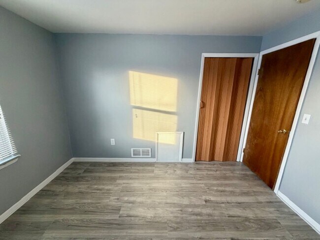 Building Photo - 2 Bedroom 1 Bath House For Lease Call 313-429-3244 KPM Detroit For Easy Showings