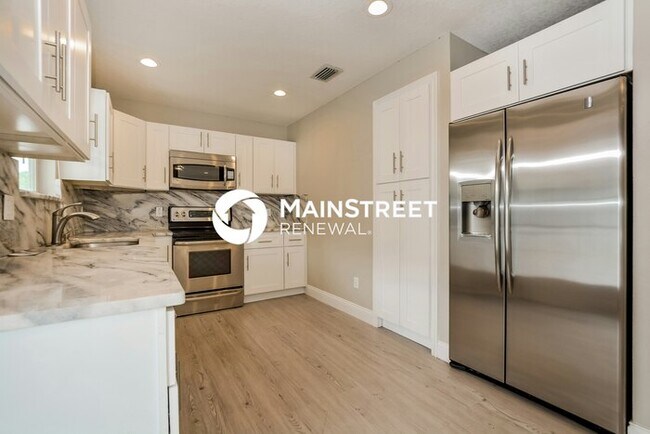 Building Photo - 4 Bedroom Pet-Friendly Home in Mount Dora, FL with Main Street Renewal