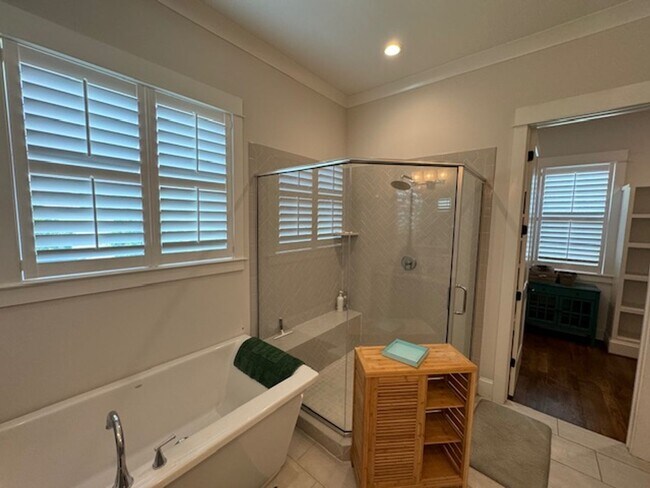 Building Photo - Lightly Furnished 4BR, 4BA Chapel Hill Hom...