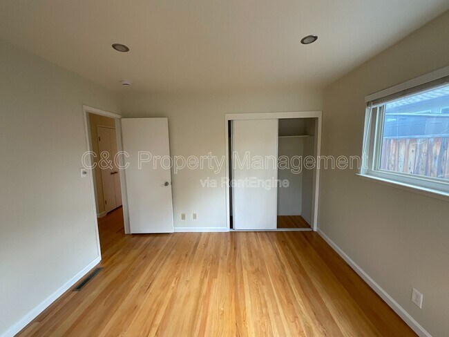 Building Photo - 1426 Ormsby Dr