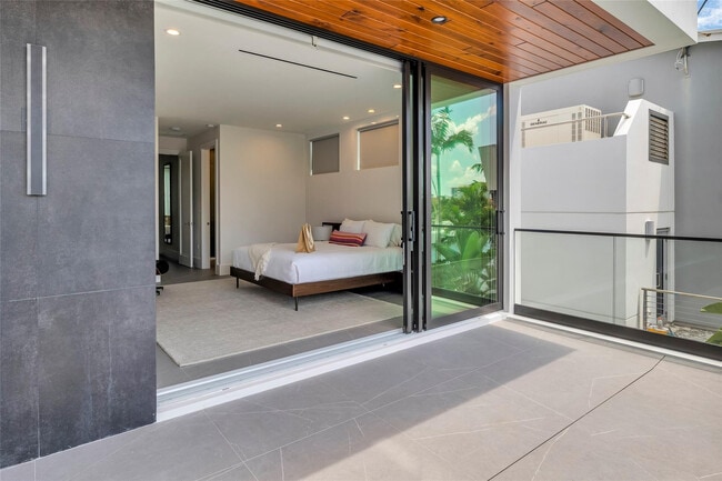 Building Photo - 1730 SE 13th St