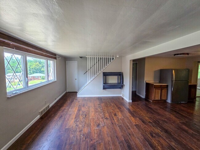 Building Photo - 151 Mahoning Dr